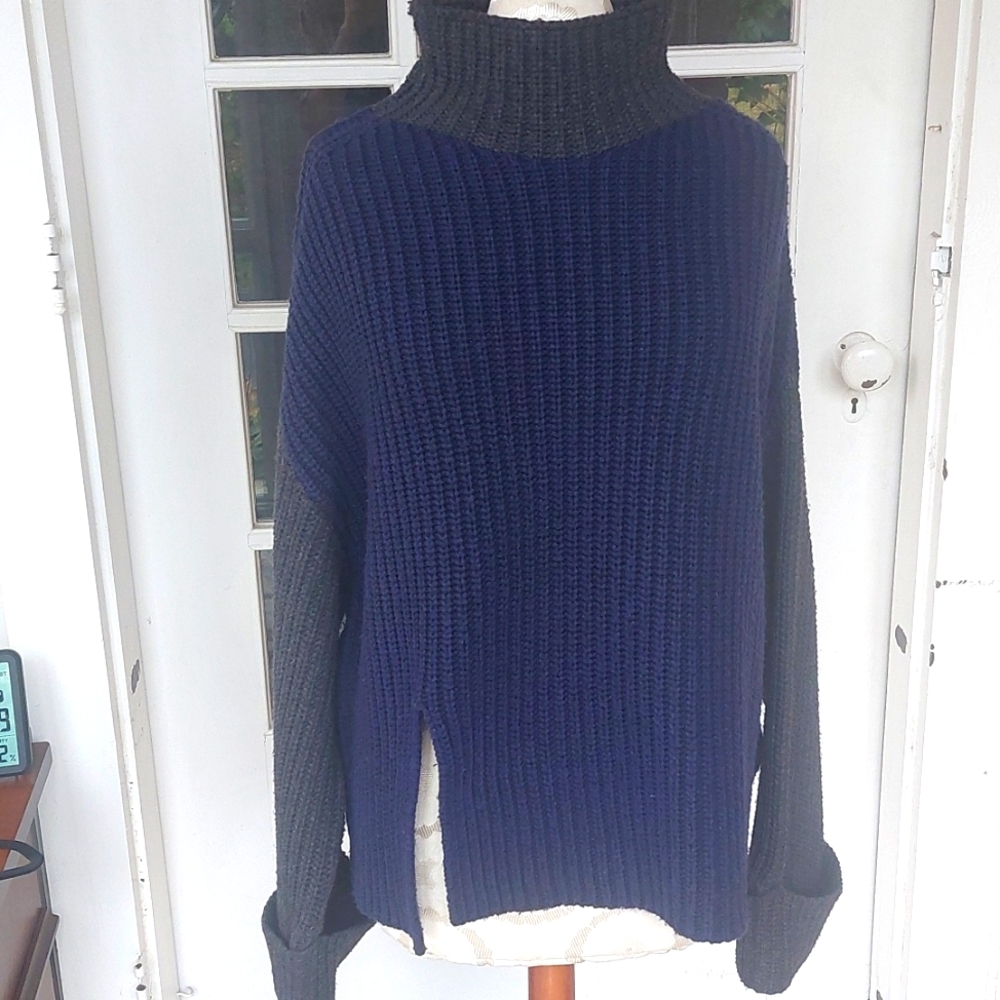 Victor Alfaro Oversized Color block med sweater blue and grey with front cutout